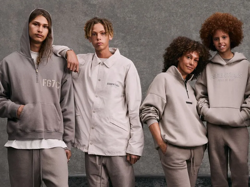 Entdecke den Essentials Hoodie: minimalistisches Design, hohe Qualität und maximaler Komfort. Perfekt für Alltag, Freizeit und moderne Streetwear-Outfits.